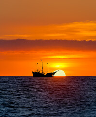 Obraz na płótnie Canvas Sunset Pirate Ship Ocean Fantasy