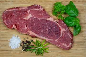 Raw entrecote steak with salt, pepper, basil, parsley and rosemary - 433999400