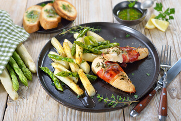 Gebratener weißer und grüner Spargel mit Thymian-Hähnchenfilets im Räucherschinken-Mantel – Fried chicken fillets wrappred in smoked ham and thyme served with roasted white and green asparagus 