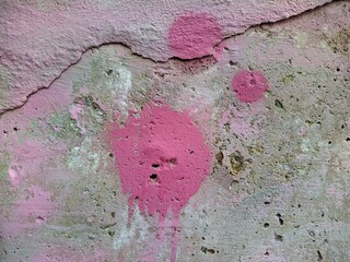 old pink concrete wall with cracked pattern in the middle