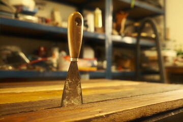 Spachtel steckt in einer Werkbank in einer Garage