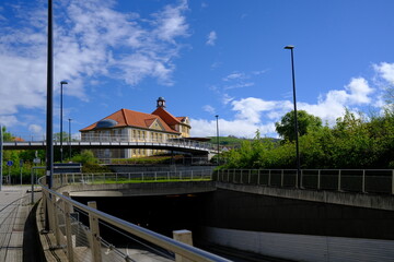 Fototapeta premium Tunnel mit Fußgängerbrücke in Wernigerode. Blauer Himmel mit Wolken