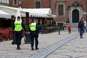 Para policjantów patroluje puste miasto. Locdown. - obrazy, fototapety, plakaty