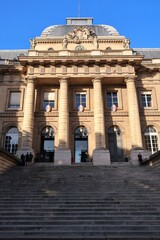 Marches du grand escalier menant à l'entrée du Palais de Justice (tribunal) historique de Paris, boulevard du palais, sur l’île de la Cité (France)
