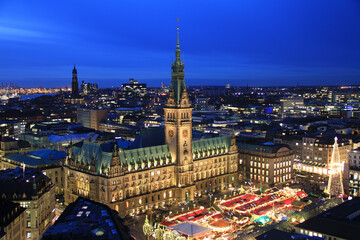 Weihnachtsmarkt vor dem Hamburger Rathaus, von oben, nachts aus der Vogelperspektive