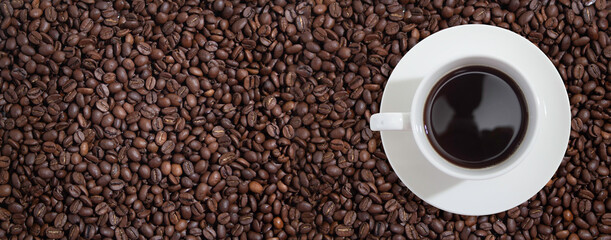 ホットコーヒーとコーヒー豆の背景（湯気無し）
