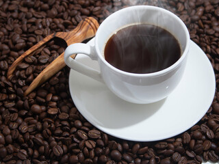 ホットコーヒーとコーヒー豆の背景（湯気有り）