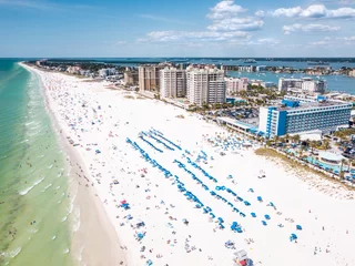 Photo sur Plexiglas Clearwater Beach, Floride Summer vacations in Florida. Panorama of Ocean beach and Resorts in US. Blue-turquoise color of water. American Coast or shore. Island in Gulf of Mexico. Clearwater Beach FL. Aerial view on city