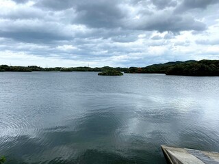 雨季の湖の風景