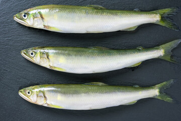 日本の淡水魚で、最も日本人に好まれる魚の鮎が3匹、スレートプレートに盛られています