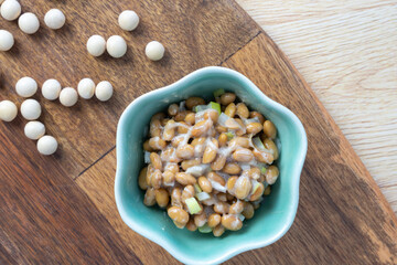 ネバネバした日本食の納豆はネギを入れると美味しくなります
