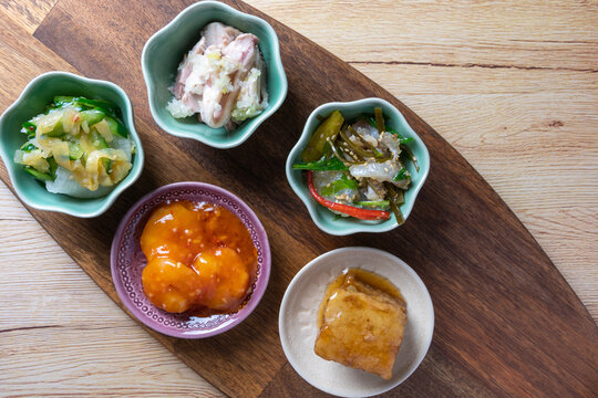 日本の食事（和食）は綺麗な小鉢に総菜を盛るので見た目も味も楽しめます