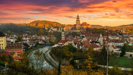 Fototapeta na wymiar Old town in Cesky Krumlov The Czech Republic, the twilight sky at dawn, the panoramic view of the city in autumn is very beautiful. Viewpoint from a high angle overlooking the city and river.