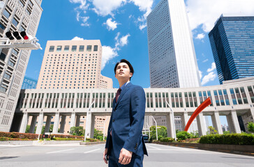 ビジネスマン　高層ビル群