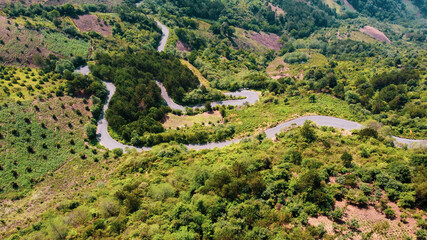 Caminos muy curveados y extremos en una montaña mexicana