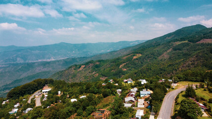 Valle del cañon del rio blanco, un área semi urbana rodeada de majestuosas montañas verdes con presencia de zonas rurales, dan un paisaje verde con prados, cultivos y una impresionante vista de altura