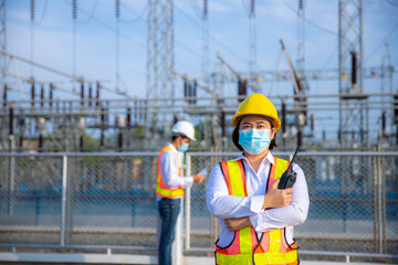 Female engineer Use radio communication with the team At the main power station