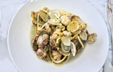 Fototapeta na wymiar Spaghetti with clams in white plate