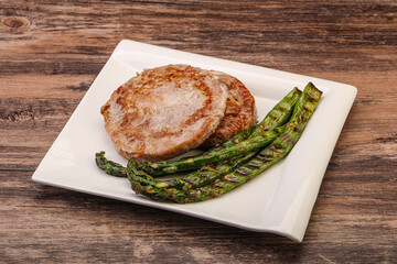 Grilled tuna steak with asparagus