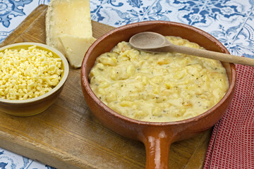 plat de truffade sur une table