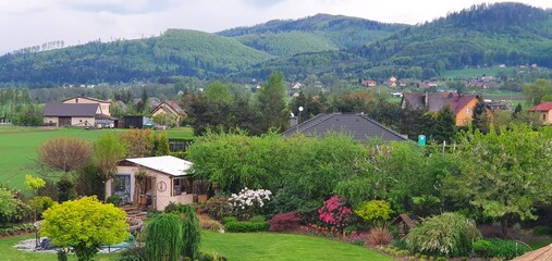 Góry Beskidy z widokiem na piękny ogród z domkiem drewnianym