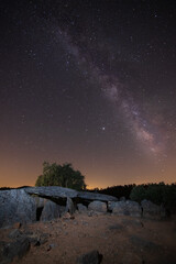 Dolmen y vía láctea © Javi Martín