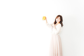 ジョッキで乾杯をする若い女性