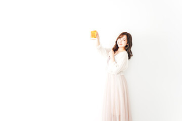 ジョッキで乾杯をする若い女性