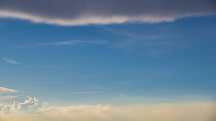 Obraz premium Background of blue sky and clouds in evening at summer time when sunset or sunrise with blank copy space, showing about environment, climate concept.
