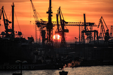 Obraz premium Sonnenuntergang über dem Hamburger Hafen