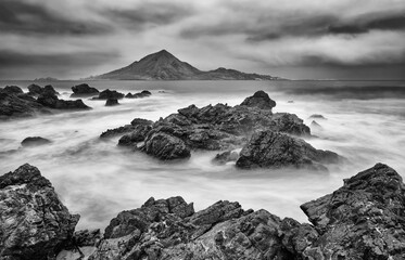 Obraz premium Long exposure image of the rocky pacific coast in northern Chile in black and white