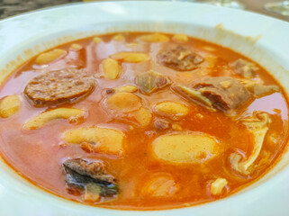 comida tradicional española alubias albóndigas y arroz con leche