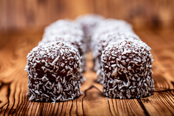  chocolate marshmallows covered with coconut flakes