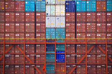 Container auf einem Schiff gestapelt, Hamburg, Germany