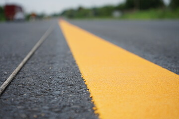 Yellow traffic line Used to divide the traffic direction.