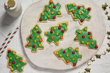 Fototapeta na wymiar Christmas tree cookies 