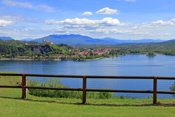 LAGO MAGGIORE CON VISTA SULLA ROCCA DI ANGERA, ITALIA, LAKE MAGGIORE WITH VIEW ON ANGERA FIRTRESS, ITALY