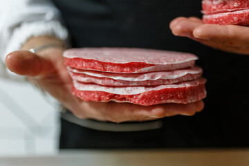 Hamburger di carne appena compattati e pressati e pronti per essere venduti o cotti