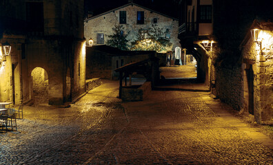 Fototapeta premium Night view without people in the beautiful and tourist medieval Spanish town of Santillana del Mar in Cantabria.
