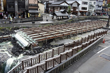 群馬　草津温泉の湯畑の風景　5月