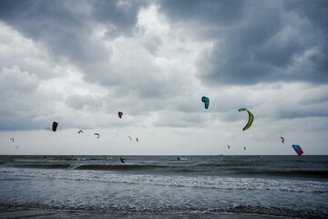 Kitesurfen im Meer