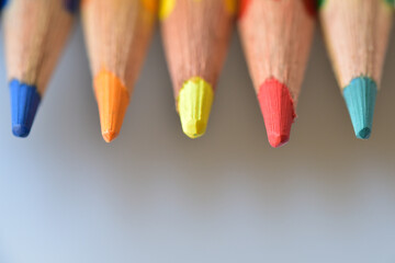 Obraz premium Top down view of neatly arranged tips of colored pencils.