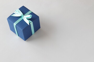 Obraz na płótnie Canvas ブルーのリボンのプレゼント