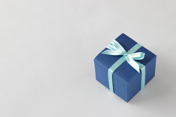 ブルーのリボンのプレゼント