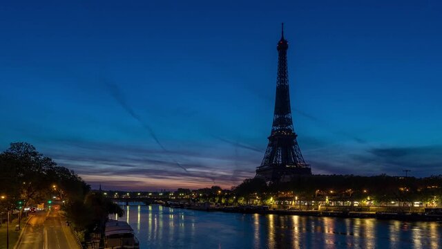 Paris et sa Tour Eiffel au lever de soleil