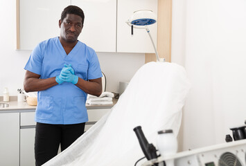 Obraz premium African american male doctor cosmetologist meeting client in modern clinic of aesthetic medicine