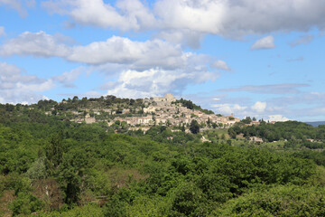 Fototapeta na wymiar Ansicht vom Bergdorf Lacoste am Luberon in der Provence, Frankreich