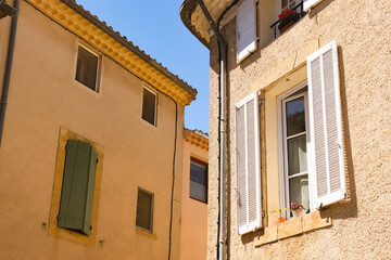 Alte Häuser im Dorf Lourmarin in der Provence, Frankreich