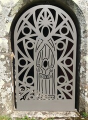 La porte d'entrée Santez Anna de la chapelle de Saint-Guénolé à Trolez dans le canton de Briec en Bretagne Cornouailles Finistère France