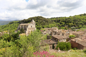 Fototapeta premium Das alte Bergdorf Saignon, Provence, Frankreich